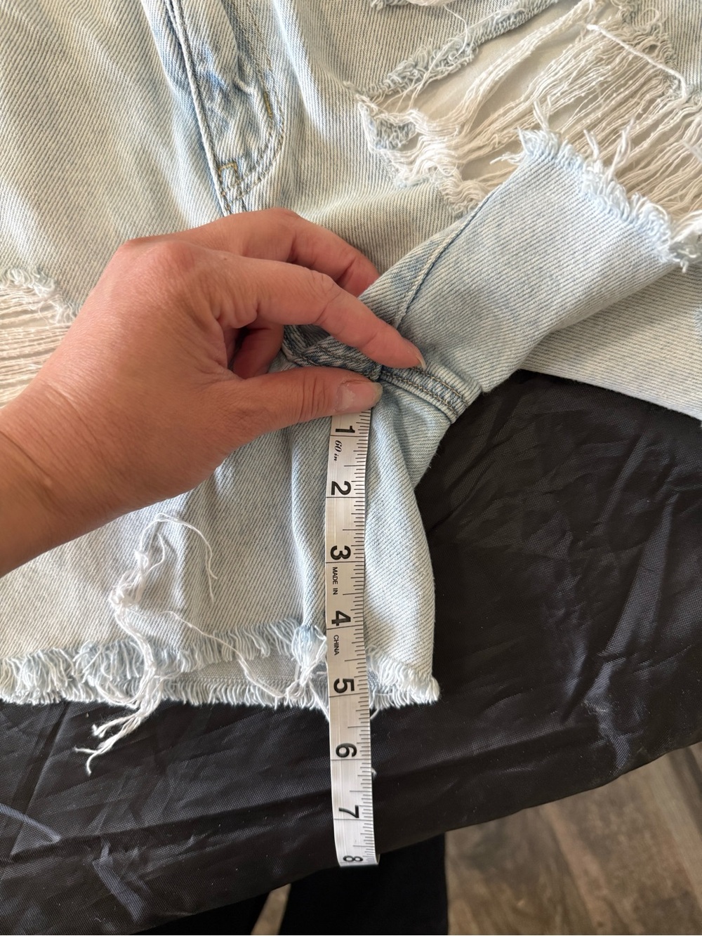 American Eagle Outfitters “Mom Shorts” Light Wash Distressed Denim Size 4 - Picture 8 of 11